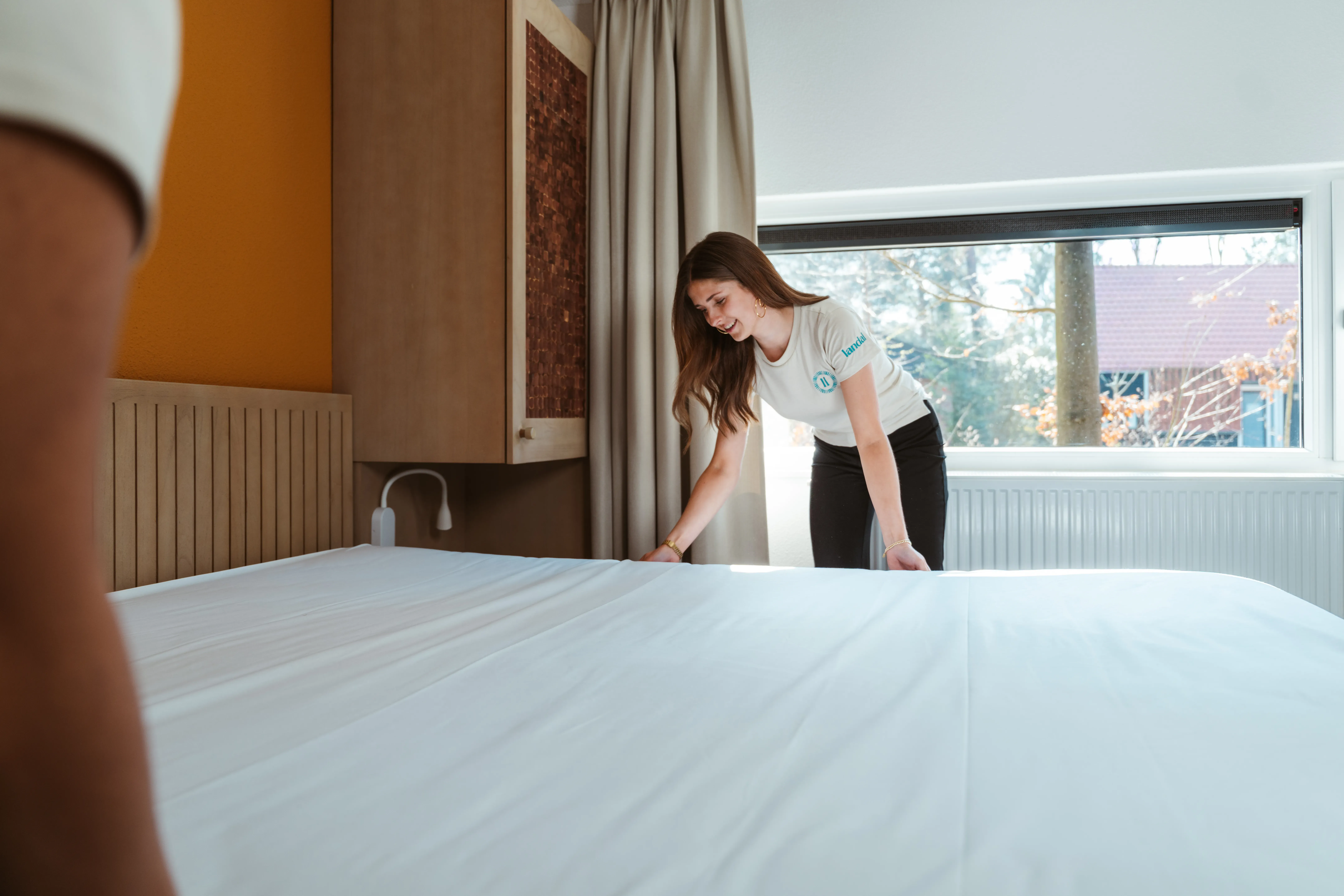 Medewerker maakt het bed op