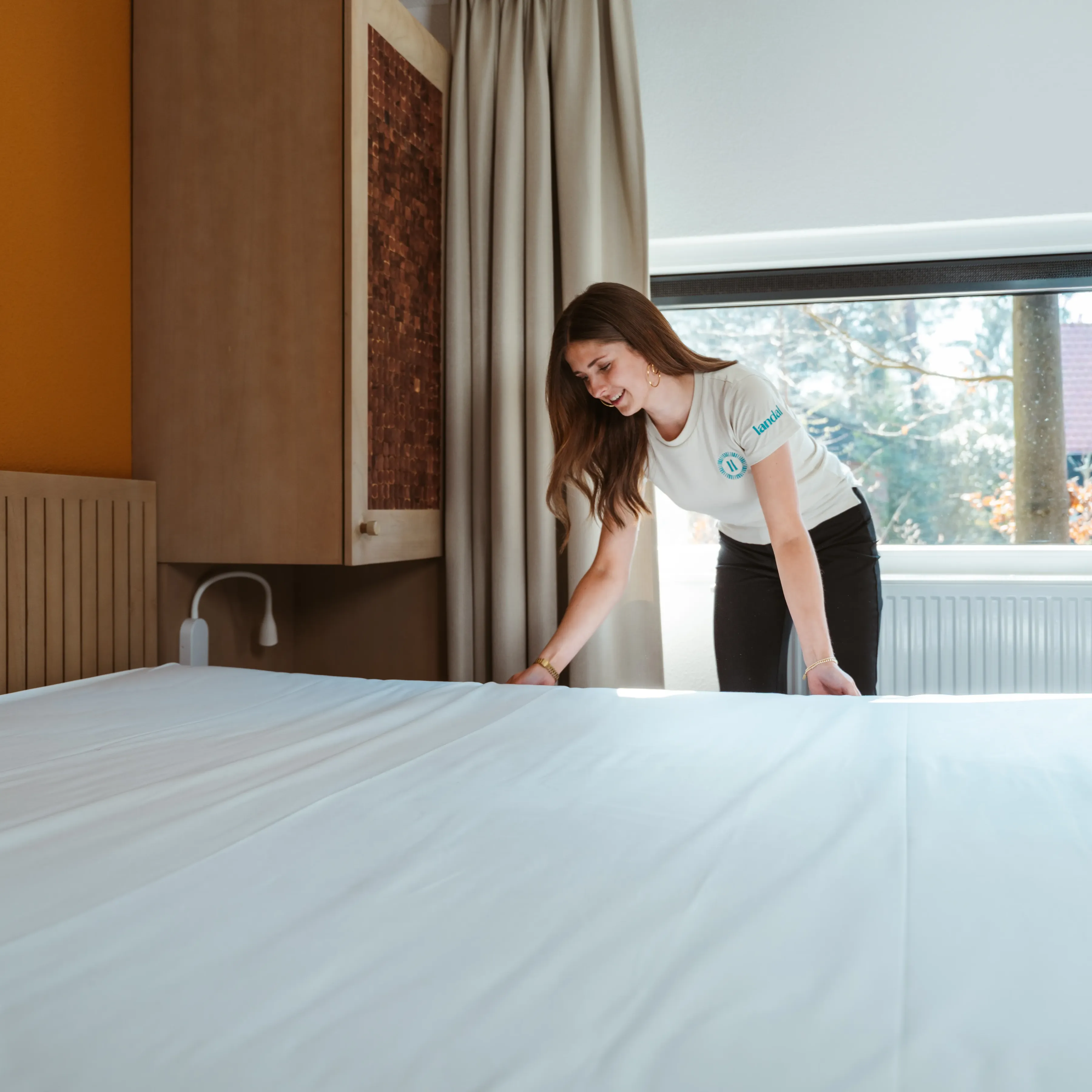 Medewerker maakt het bed op