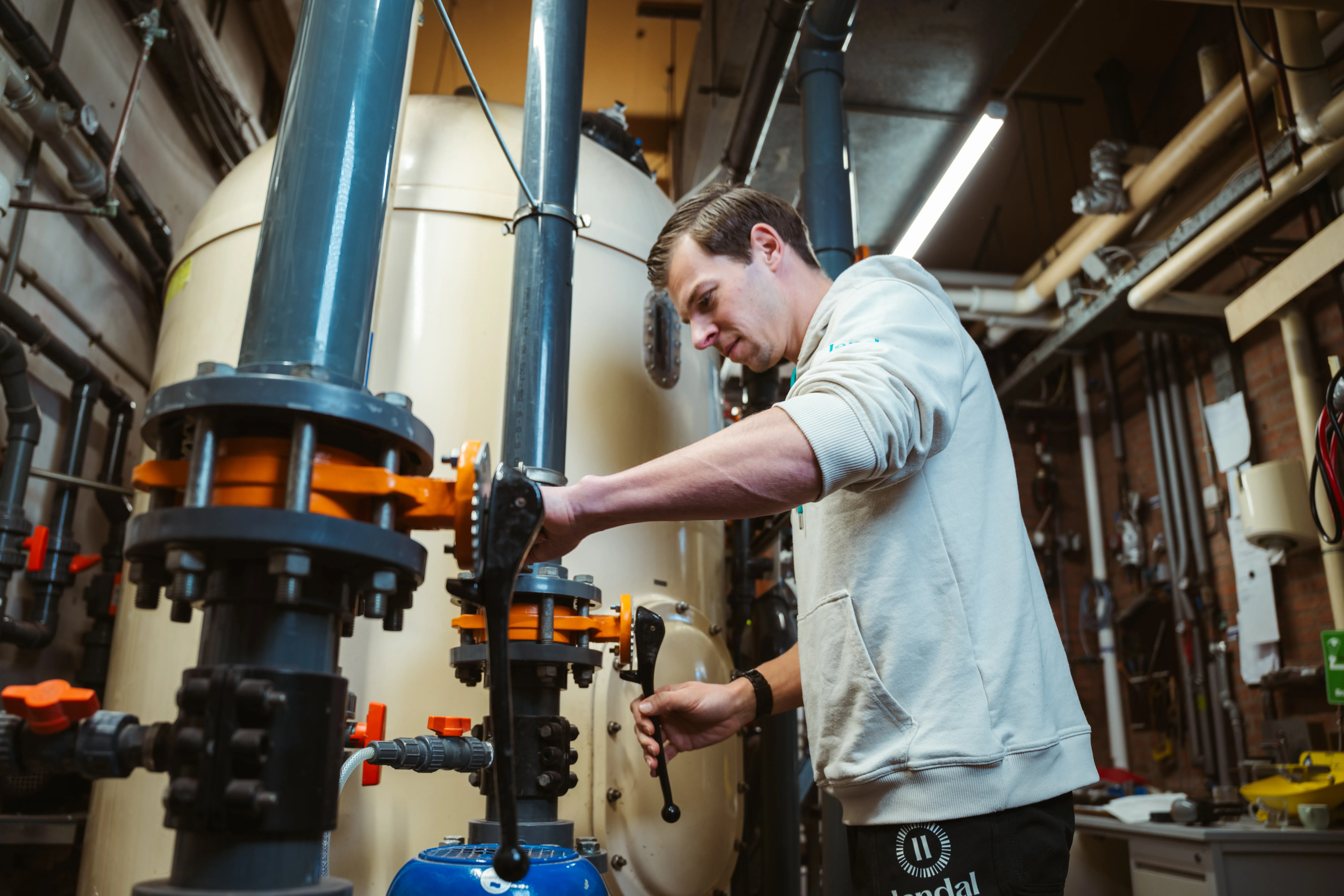  Medewerker sleutelt aan een machine