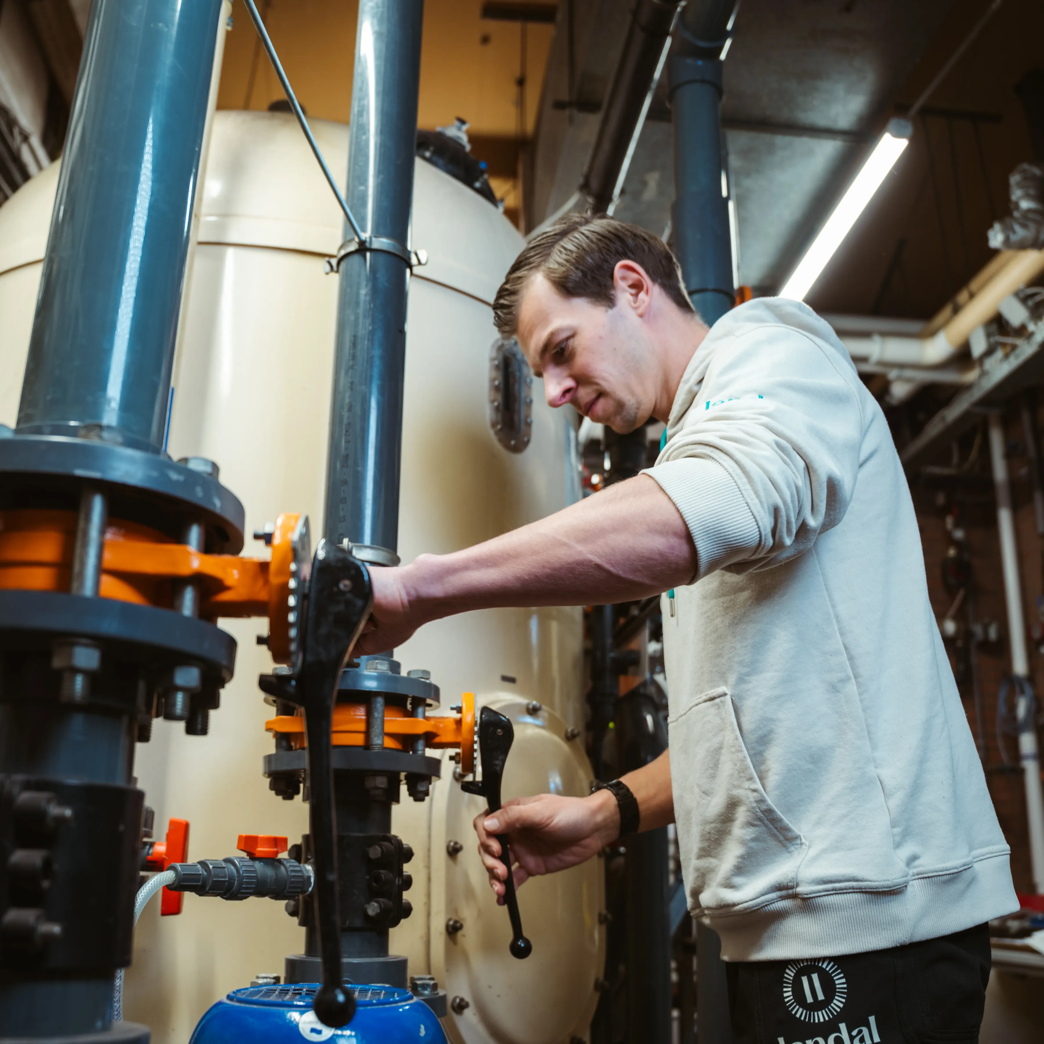 Medewerker sleutelt aan een machine